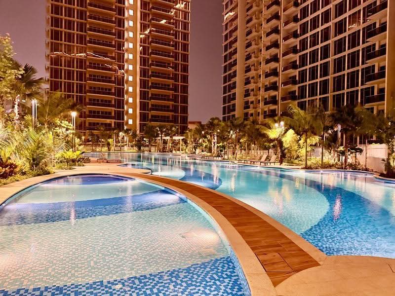 swimming pool (nigh view)