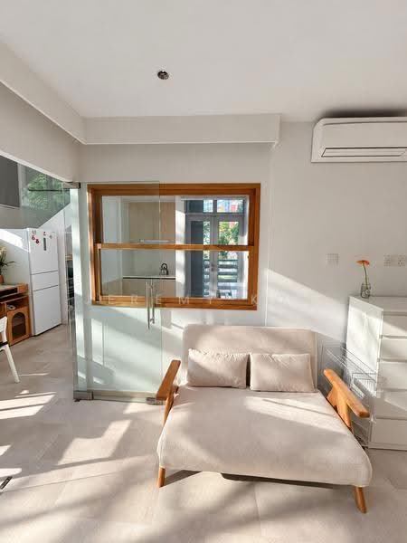 Regency Suites, 38 Kim Tian Road, Alexandra / Commonwealth, 2 Bedrooms, 1,000 sqft, Apartment For Rent, by Jeremy Koh, 500274680 - Living Room - PropertyGuru.com.sg