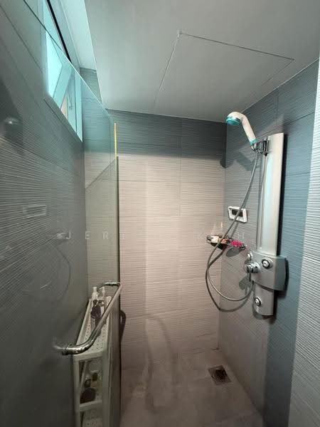 Regency Suites, 38 Kim Tian Road, Alexandra / Commonwealth, 2 Bedrooms, 1,000 sqft, Apartment For Rent, by Jeremy Koh, 500274680 - Bathroom - PropertyGuru.com.sg