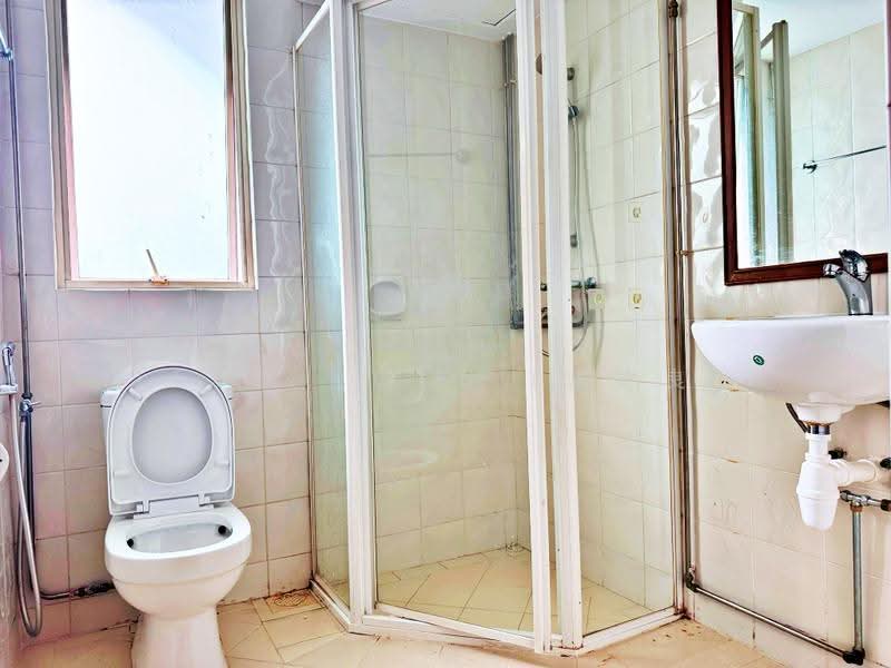 Burlington Square, 175B Bencoolen Street, Beach Road / Bugis / Rochor, 2 Bedrooms, 872 sqft, Apartment For Rent, by Leon Loke (骆德良), 500274698 - Bathroom - PropertyGuru.com.sg