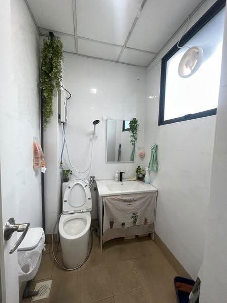 Tradehub 21, 26 Boon Lay Way, Boon Lay / Jurong / Tuas, 1,300 sqft, Light Industrial (B1) For Rent, by Ben Chew, 500274702 - Bathroom - CommercialGuru.com.sg