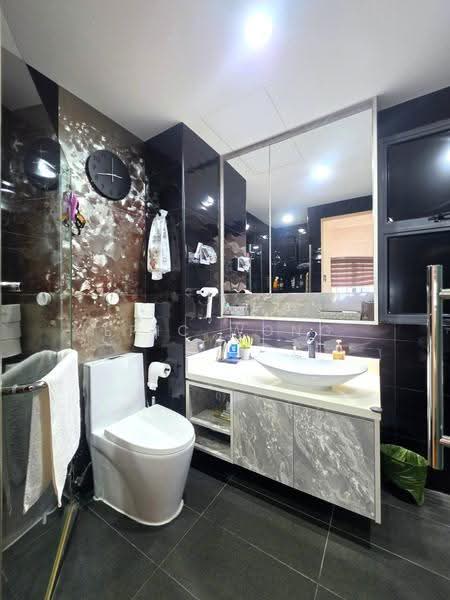 Kew Gate, Limau Garden, Bedok / Upper East Coast, 5 Bedrooms, 2,454 sqft, Cluster House For Sale, by Eric Wong, 500274836 - Bathroom - PropertyGuru.com.sg