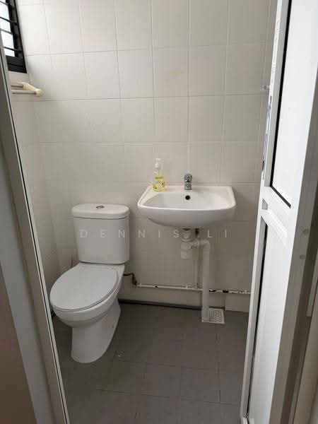 206 Serangoon Central, 206 Serangoon Central, Hougang / Punggol / Sengkang, 2 Bedrooms, 688 sqft, HDB Flat For Sale, by Dennis Li, 500274843 - Bathroom - PropertyGuru.com.sg