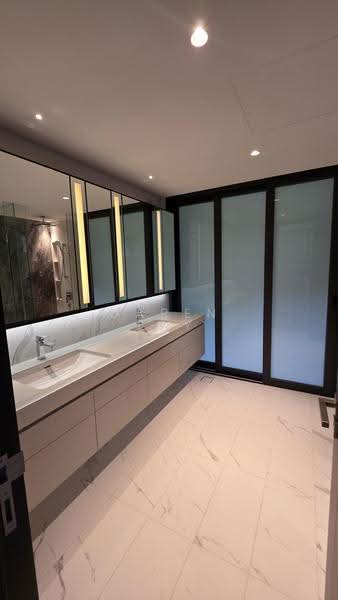 Villas @ Greenbank Park, 52 Greenbank Park, Clementi Park / Upper Bukit Timah, 5 Bedrooms, 5,446 sqft, Semi-Detached House For Sale, by Daren Tay, 500274868 - Master Bathroom - PropertyGuru.com.sg