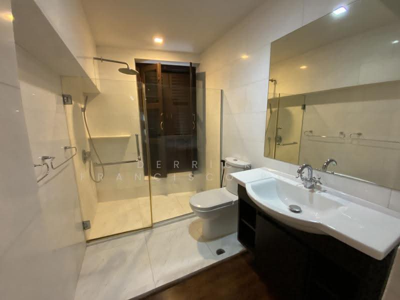 Spottiswoode Park Road, Spottiswoode Park Road, Chinatown / Tanjong Pagar, 3 Bedrooms, 2,000 sqft, Conservation House For Rent, by Derrick Francisco Poh, 500274916 - Master Bathroom - PropertyGuru.com.sg