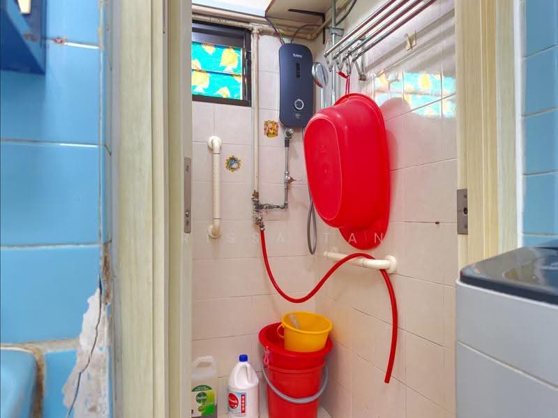 157 Lorong 1 Toa Payoh, 157 Lorong 1 Toa Payoh, Balestier / Toa Payoh, 2 Bedrooms, 721 sqft, HDB Flat For Sale, by Arissa Tan, 500274923 - Bathroom - PropertyGuru.com.sg