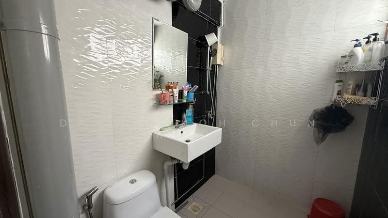 245 Serangoon Avenue 2, 245 Serangoon Avenue 2, Hougang / Punggol / Sengkang, 3 Bedrooms, 904 sqft, HDB Flat For Sale, by Darren Koh Chun Hong, 500274977 - Bathroom - PropertyGuru.com.sg