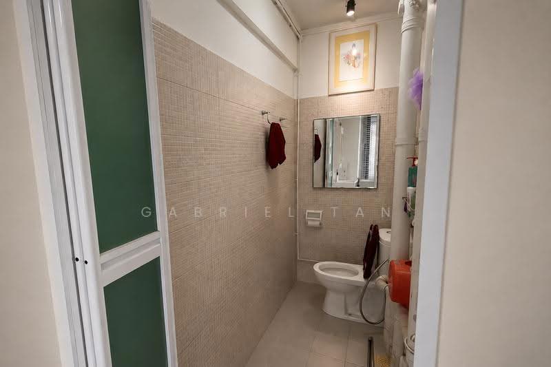 C.H.E.A.P.E.S.T 3-Room HDB over 650sqft High Floor | All race Eligible | D3, Commonwealth Crescent, Commonwealth Close, Alexandra / Commonwealth, 2 Bedrooms, 678 sqft, HDB Flat For Sale, by Gabriel Tan, 500274993 - Bathroom - PropertyGuru.com.sg