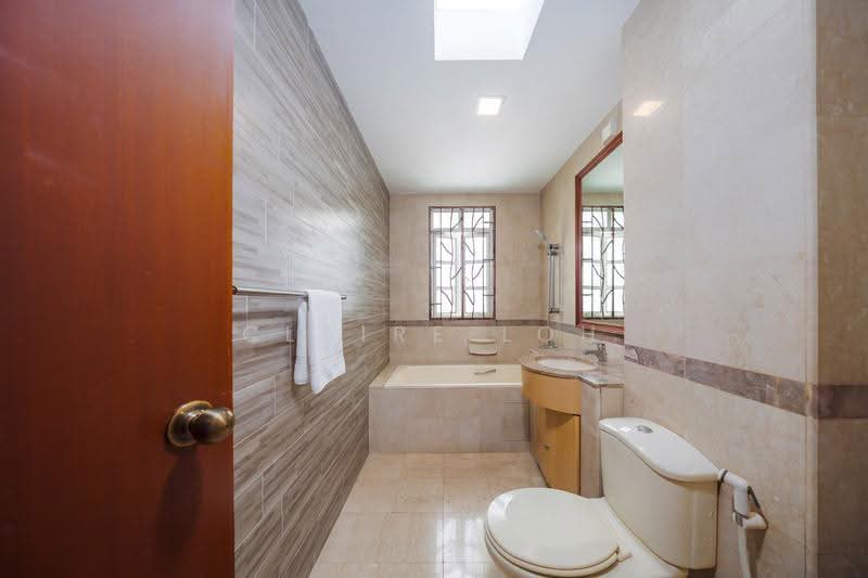 Saraca / Mimosa / Yio Chu Kang, Saraca Road, Seletar / Yio Chu Kang, 5 Bedrooms, 3,100 sqft, Terraced House For Sale, by Claire Loh, 500275142 - Bathroom - PropertyGuru.com.sg