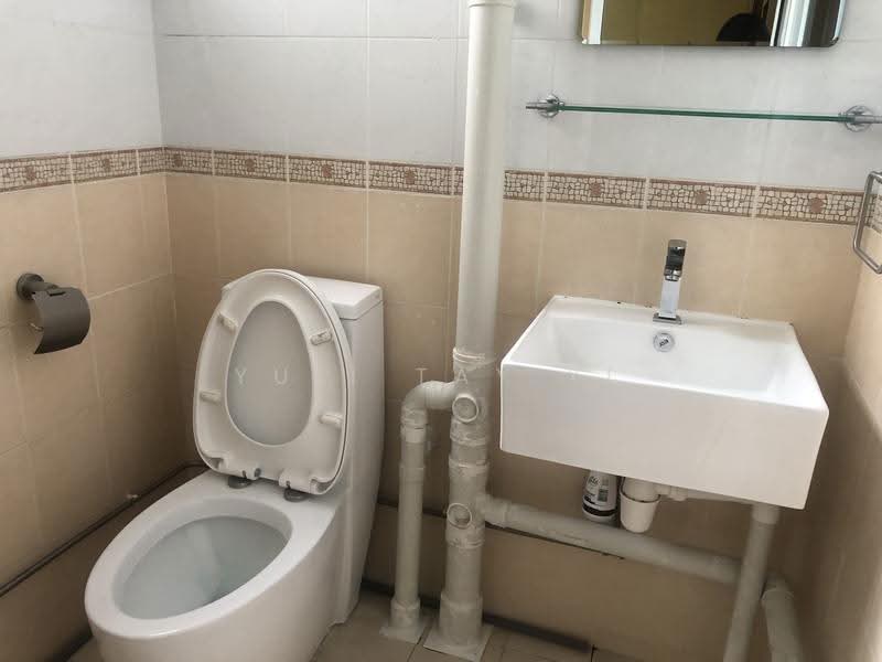 315 Clementi Avenue 4, 315 Clementi Avenue 4, Buona Vista / West Coast / Clementi New Town, 3 Bedrooms, 980 sqft, HDB Flat For Rent, by Yuli Tay YL, 500275187 - Bathroom - PropertyGuru.com.sg