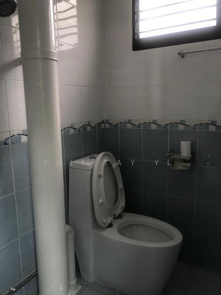 315 Clementi Avenue 4, 315 Clementi Avenue 4, Buona Vista / West Coast / Clementi New Town, 3 Bedrooms, 980 sqft, HDB Flat For Rent, by Yuli Tay YL, 500275187 - Bathroom - PropertyGuru.com.sg