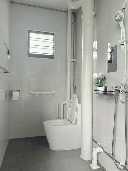 142 Petir Road, 142 Petir Road, Dairy Farm / Bukit Panjang / Choa Chu Kang, 3 Bedrooms, 1,109 sqft, HDB Flat For Sale, by Melina Yap, 500275337 - Common Bathroom - PropertyGuru.com.sg