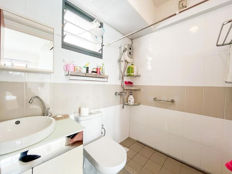 697A Jurong West Central 3, 697A Jurong West Central 3, Boon Lay / Jurong / Tuas, 3 Bedrooms, 1,001 sqft, HDB Flat For Sale, by Joseph Ng 黄德顺, 500275368 - Bathroom - PropertyGuru.com.sg