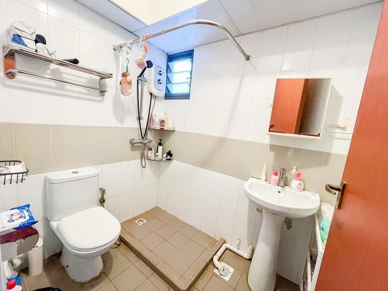 697A Jurong West Central 3, 697A Jurong West Central 3, Boon Lay / Jurong / Tuas, 3 Bedrooms, 1,001 sqft, HDB Flat For Sale, by Joseph Ng 黄德顺, 500275368 - Bathroom - PropertyGuru.com.sg