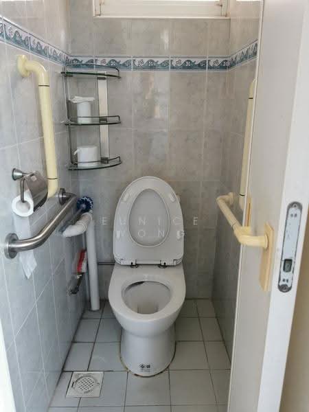 15 Ghim Moh Road, 15 Ghim Moh Road, Tanglin / Holland / Bukit Timah, Room Rental, 140 sqft, HDB Flat For Rent, by Eunice Wong, 500275429 - Bathroom - PropertyGuru.com.sg