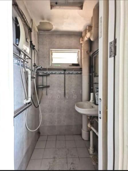 15 Ghim Moh Road, 15 Ghim Moh Road, Tanglin / Holland / Bukit Timah, Room Rental, 140 sqft, HDB Flat For Rent, by Eunice Wong, 500275429 - Bathroom - PropertyGuru.com.sg