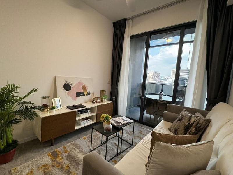 The M, 36 Middle Road, Beach Road / Bugis / Rochor, 2 Bedrooms, 667 sqft, Condominium For Sale, by Lester T., 500275435 - Living Room - PropertyGuru.com.sg