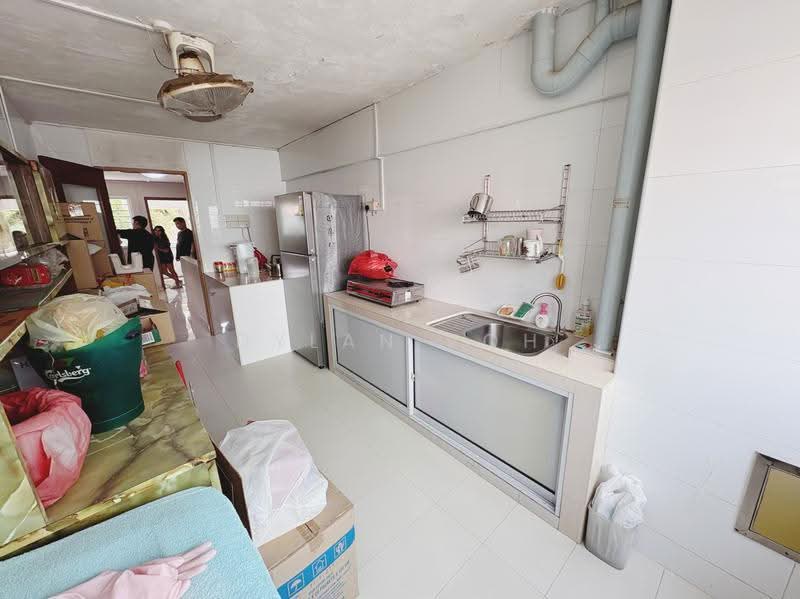 256 Yishun Ring Road, 256 Yishun Ring Road, Sembawang / Yishun, 3 Bedrooms, 904 sqft, HDB Flat For Rent, by Dylan Poh, 500275446 - Kitchen - PropertyGuru.com.sg