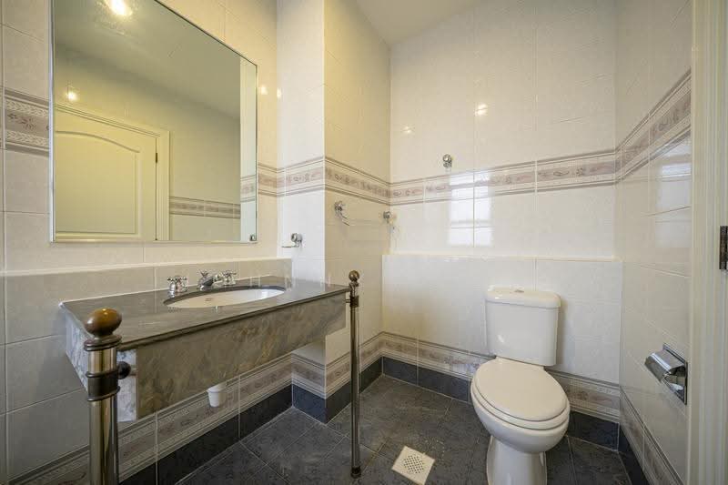 Leonie Condotel, 2 Leonie Hill Road, Orchard / River Valley, 4 Bedrooms, 2,770 sqft, Condominium For Rent, by Johnny Chia, 500275472 - Bathroom - PropertyGuru.com.sg