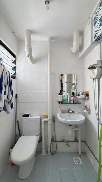 415 Hougang Avenue 10, 415 Hougang Avenue 10, Hougang / Punggol / Sengkang, 3 Bedrooms, 980 sqft, HDB Flat For Sale, by Jose Loh Zhenhao, 500275530 - Bathroom - PropertyGuru.com.sg