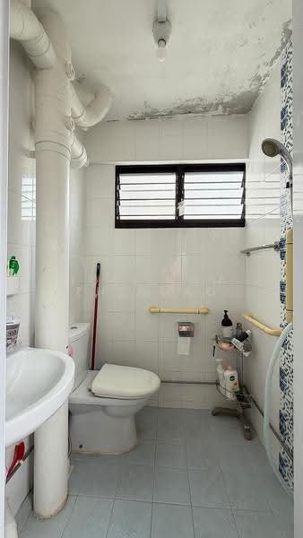 415 Hougang Avenue 10, 415 Hougang Avenue 10, Hougang / Punggol / Sengkang, 3 Bedrooms, 980 sqft, HDB Flat For Sale, by Jose Loh Zhenhao, 500275530 - Bathroom - PropertyGuru.com.sg