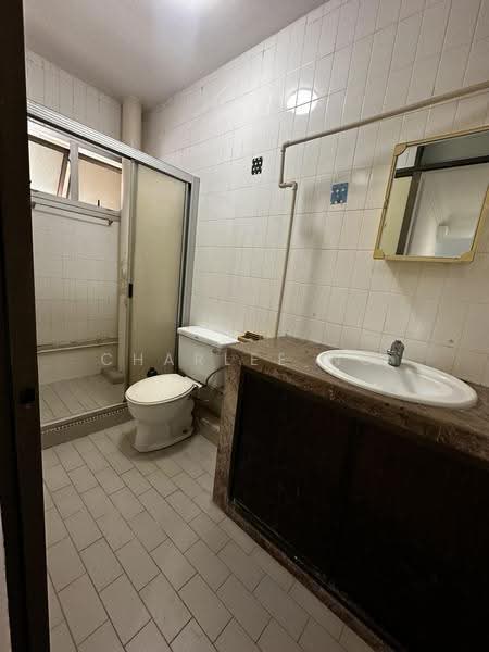 428 Hougang Avenue 6, 428 Hougang Avenue 6, Hougang / Punggol / Sengkang, 4 Bedrooms, 1,572 sqft, HDB Flat For Rent, by Charlee Ng, 500275545 - Bathroom - PropertyGuru.com.sg