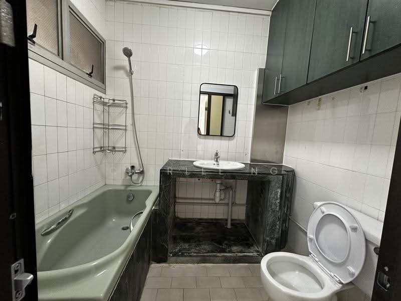 428 Hougang Avenue 6, 428 Hougang Avenue 6, Hougang / Punggol / Sengkang, 4 Bedrooms, 1,572 sqft, HDB Flat For Rent, by Charlee Ng, 500275545 - Bathroom - PropertyGuru.com.sg