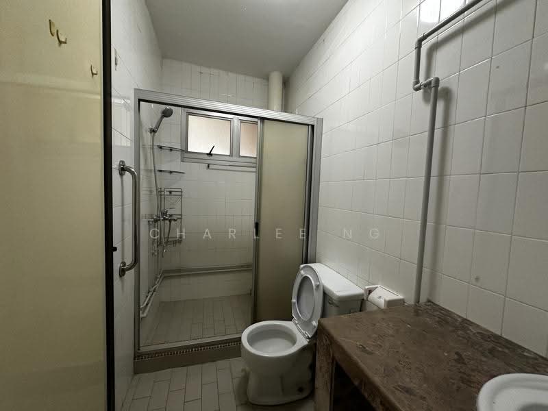 428 Hougang Avenue 6, 428 Hougang Avenue 6, Hougang / Punggol / Sengkang, 4 Bedrooms, 1,572 sqft, HDB Flat For Rent, by Charlee Ng, 500275545 - Bathroom - PropertyGuru.com.sg