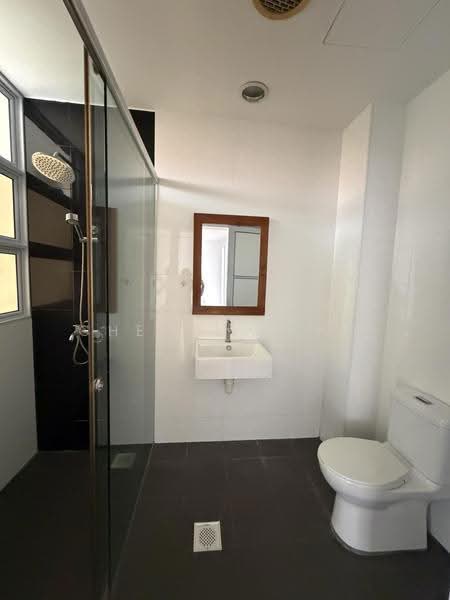 Semi-Detached 5-mins from Simei MRT, Bedok / Upper East Coast, 4 Bedrooms, 2,250 sqft, Semi-Detached House For Rent, by Cheryl Tang, 500275557 - Master Bathroom - PropertyGuru.com.sg