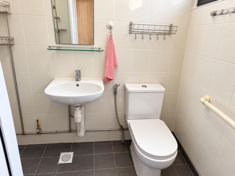673 Hougang Avenue 8, 673 Hougang Avenue 8, Hougang / Punggol / Sengkang, 2 Bedrooms, 688 sqft, HDB Flat For Rent, by Alex Khoo, 500275584 - Bathroom - PropertyGuru.com.sg