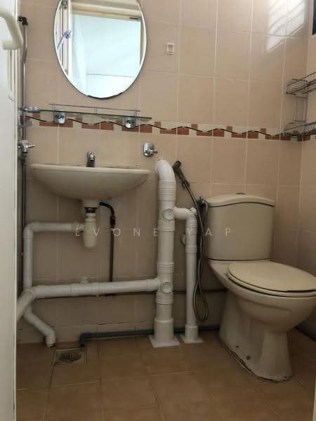 414 Ang Mo Kio Avenue 10, 414 Ang Mo Kio Avenue 10, Ang Mo Kio / Bishan / Thomson, 3 Bedrooms, 990 sqft, HDB Flat For Sale, by Evone Yap, 500275601 - Bathroom - PropertyGuru.com.sg