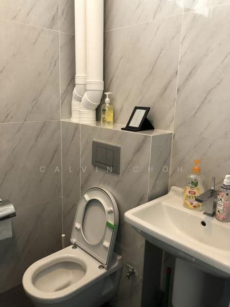 Novelty BizCentre, 18 Howard Road, Macpherson / Potong Pasir, 350 sqft, Light Industrial (B1) For Rent, by Calvin Choh, 500275611 - Bathroom - CommercialGuru.com.sg