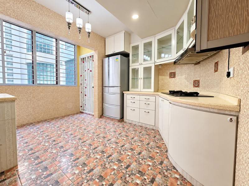 Mandarin Gardens, 5 Siglap Road, East Coast / Marine Parade, 3 Bedrooms, 1,528 sqft, Condominium For Sale, by George Eng, 500275639 - Kitchen - PropertyGuru.com.sg