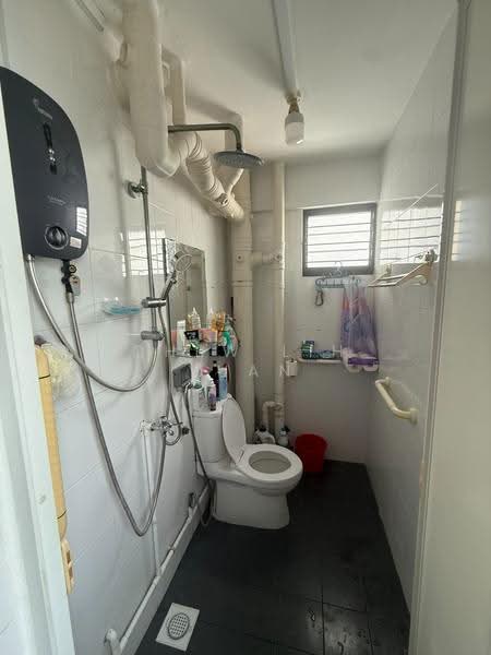 406 Tampines Street 41, 406 Tampines Street 41, Pasir Ris / Tampines, Room Rental, 200 sqft, HDB Flat For Rent, by Chew Lih Yuan, 500275720 - Bathroom - PropertyGuru.com.sg