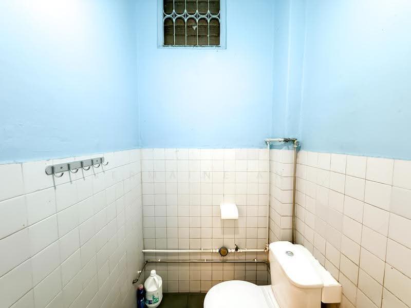Hong Lim Complex, 531 Upper Cross Street, Boat Quay / Raffles Place / Marina, 612 sqft, Other Retail For Rent, by Jermaine Ang, 500275739 - Bathroom - CommercialGuru.com.sg