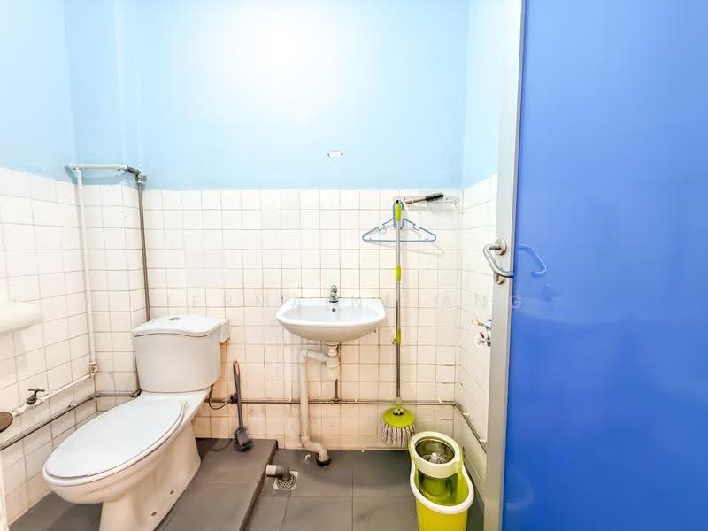 Hong Lim Complex, 531 Upper Cross Street, Boat Quay / Raffles Place / Marina, 612 sqft, Other Retail For Rent, by Jermaine Ang, 500275739 - Bathroom - CommercialGuru.com.sg