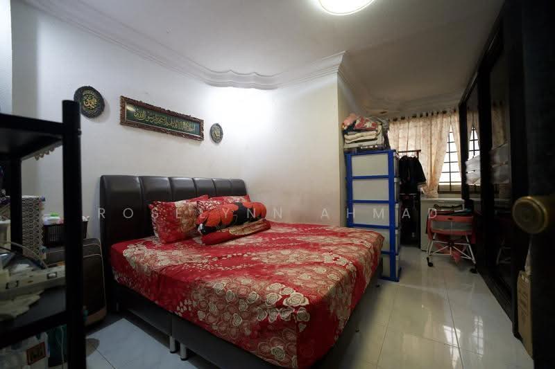 727 Jurong West Avenue 5, 727 Jurong West Avenue 5, Boon Lay / Jurong / Tuas, 3 Bedrooms, 1,119 sqft, HDB Flat For Sale, by Roselynn Ahmad, 500275749 - Master Bedroom - PropertyGuru.com.sg