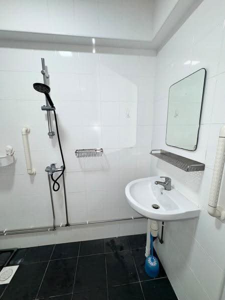 115 Bukit Purmei Road, 115 Bukit Purmei Road, Harbourfront / Telok Blangah, Room Rental, 200 sqft, HDB Flat For Rent, by Willy Toh, 500275765 - Bathroom - PropertyGuru.com.sg