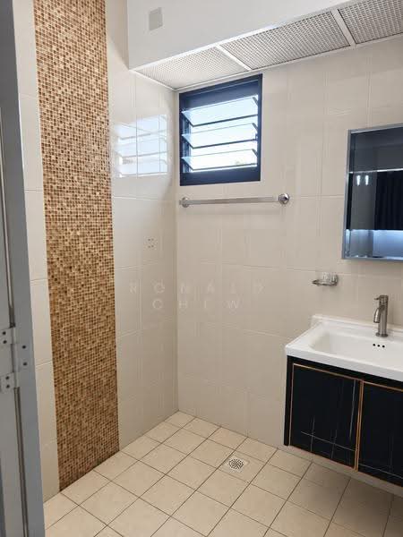 166B Teck Whye Crescent, 166B Teck Whye Crescent, Dairy Farm / Bukit Panjang / Choa Chu Kang, 2 Bedrooms, 732 sqft, HDB Flat For Sale, by Ronald Chew, 500275769 - Bathroom - PropertyGuru.com.sg