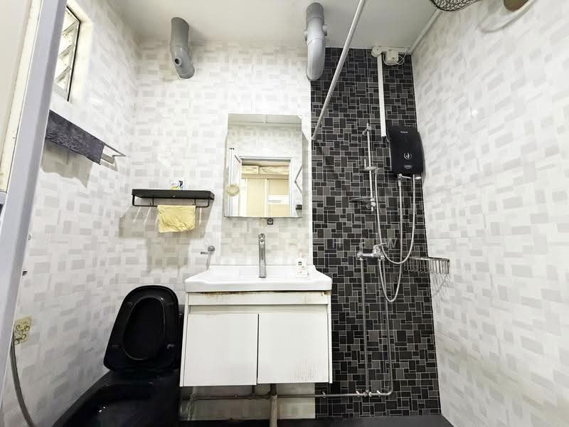 824 Jurong West Street 81, 824 Jurong West Street 81, Boon Lay / Jurong / Tuas, 3 Bedrooms, 1,302 sqft, HDB Flat For Sale, by Kenny Chew, 500275789 - Bathroom - PropertyGuru.com.sg