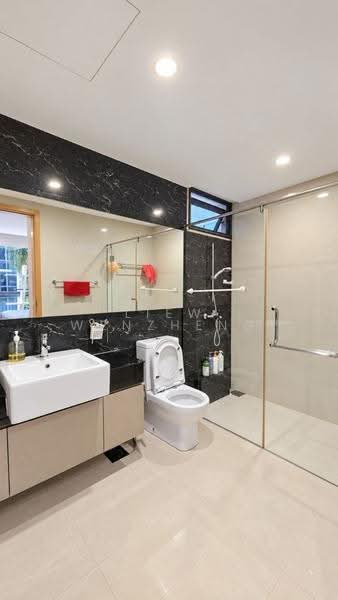 Esparina Residences, 113 Compassvale Bow, Hougang / Punggol / Sengkang, 2 Bedrooms, 829 sqft, Condominium For Sale, by Liew Wenzheng, 500275802 - Bathroom - PropertyGuru.com.sg