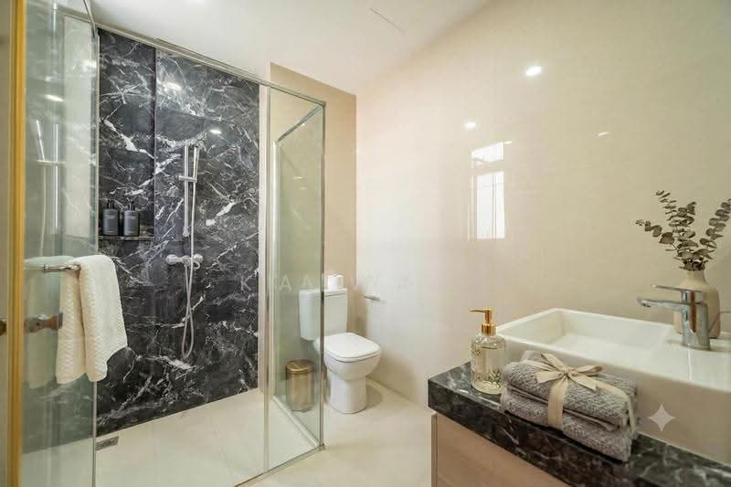 Luxus Hills | The Estate, Luxus Hill Drive, Seletar / Yio Chu Kang, 5 Bedrooms, 3,850 sqft, Terraced House For Sale, by Ka Wai, 500275817 - Bathroom - PropertyGuru.com.sg