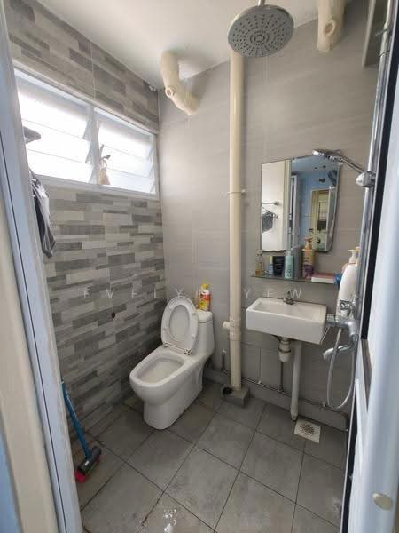 247 Hougang Avenue 3, 247 Hougang Avenue 3, Hougang / Punggol / Sengkang, 2 Bedrooms, 721 sqft, HDB Flat For Sale, by Evelyn Yew, 500275818 - Bathroom - PropertyGuru.com.sg