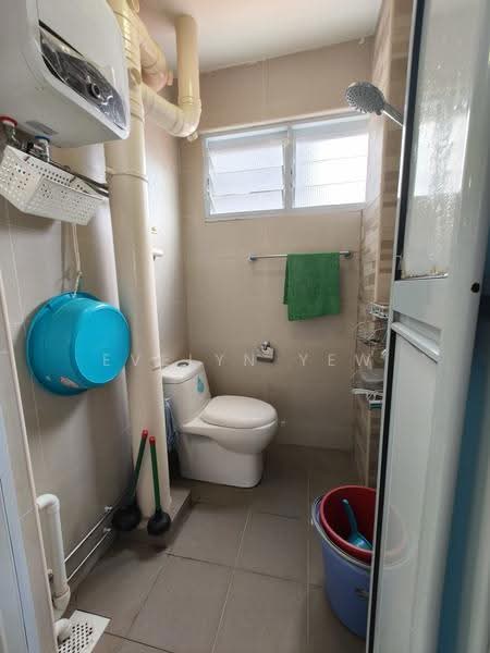 247 Hougang Avenue 3, 247 Hougang Avenue 3, Hougang / Punggol / Sengkang, 2 Bedrooms, 721 sqft, HDB Flat For Sale, by Evelyn Yew, 500275818 - Bathroom - PropertyGuru.com.sg