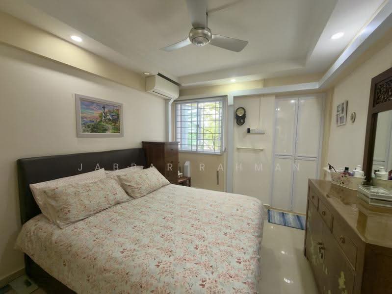 420 Bedok North Street 1, 420 Bedok North Street 1, Bedok / Upper East Coast, 2 Bedrooms, 882 sqft, HDB Flat For Sale, by Jabbar Rahman, 500275843 - Master Bedroom - PropertyGuru.com.sg