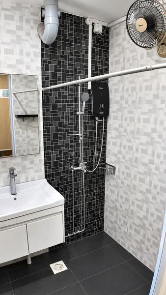 824 Jurong West Street 81, 824 Jurong West Street 81, Boon Lay / Jurong / Tuas, 4 Bedrooms, 1,302 sqft, HDB Flat For Sale, by Elaine Tan, 500275862 - Master Bedroom Bathroom - PropertyGuru.com.sg