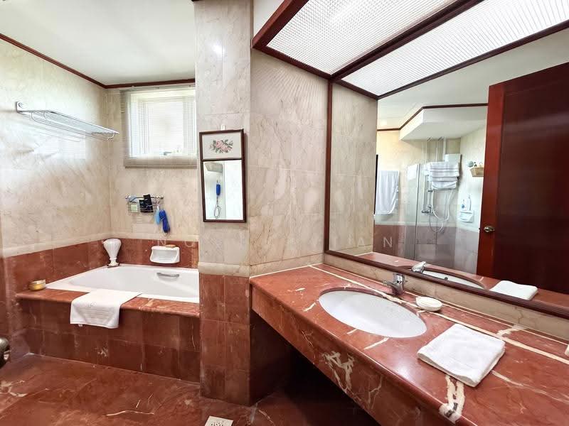 Costa Rhu, 1 Rhu Cross, East Coast / Marine Parade, 2 Bedrooms, 1,399 sqft, Condominium For Sale, by Novell Tan, 500275876 - Master Bathroom - PropertyGuru.com.sg