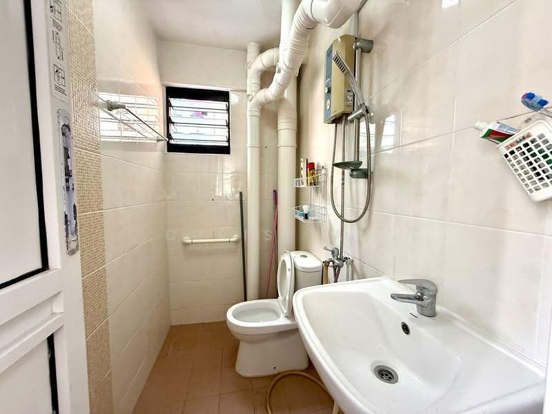 204 Serangoon Central, 204 Serangoon Central, Hougang / Punggol / Sengkang, 2 Bedrooms, 689 sqft, HDB Flat For Rent, by Chris Tan, 500275879 - Bathroom - PropertyGuru.com.sg