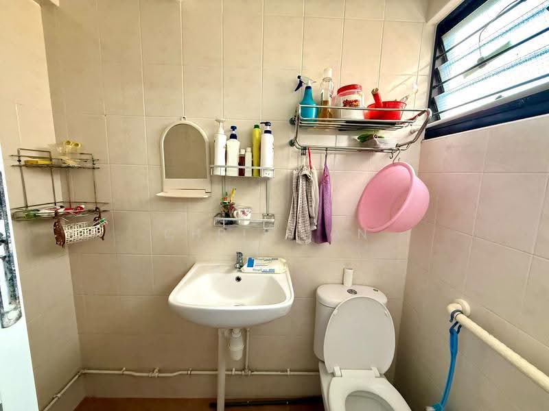 204 Serangoon Central, 204 Serangoon Central, Hougang / Punggol / Sengkang, 2 Bedrooms, 689 sqft, HDB Flat For Rent, by Chris Tan, 500275879 - Bathroom - PropertyGuru.com.sg