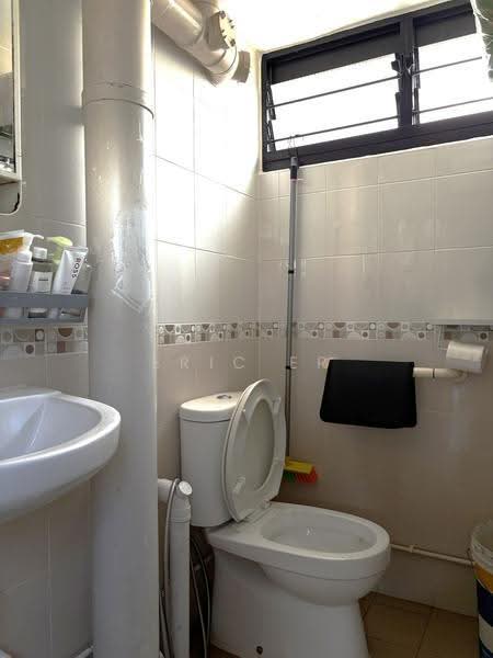 363 Clementi Avenue 2, 363 Clementi Avenue 2, Buona Vista / West Coast / Clementi New Town, 2 Bedrooms, 721 sqft, HDB Flat For Sale, by Eric Er, 500275884 - Bathroom - PropertyGuru.com.sg